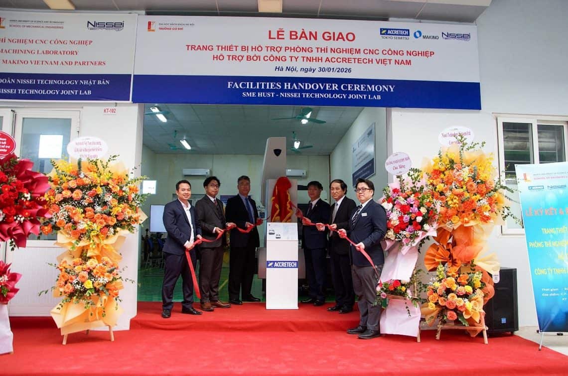 Đại biểu tham dự giật băng. Ảnh: HUST