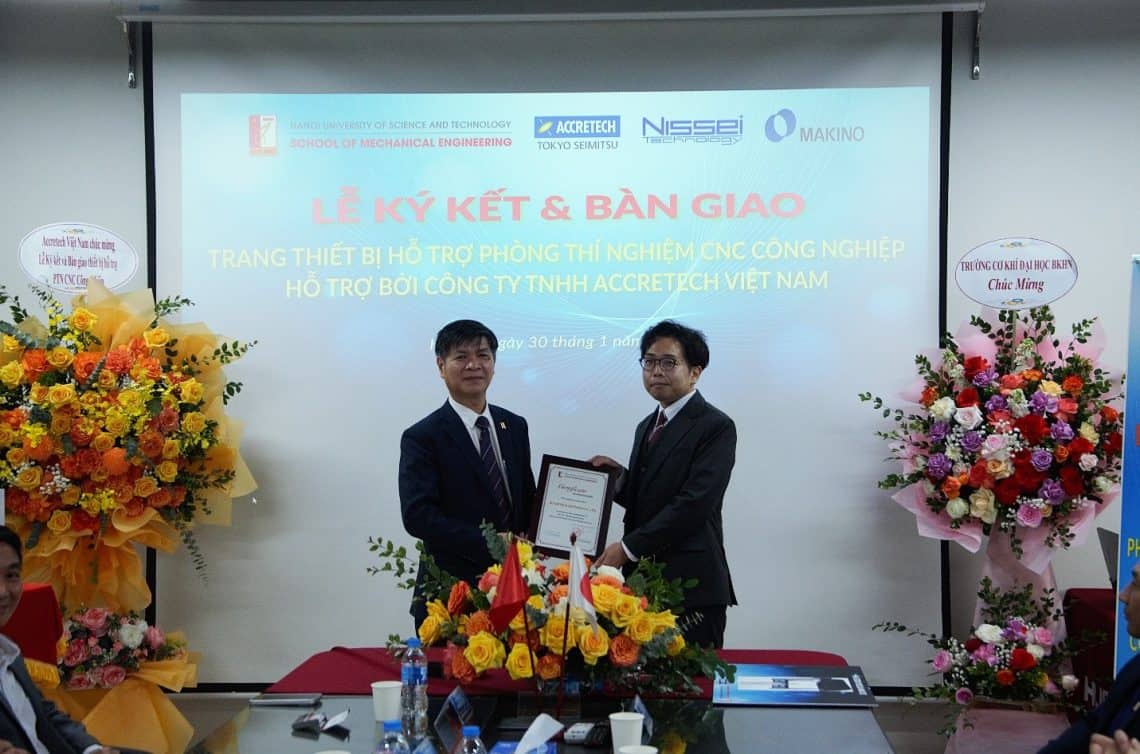Đại diện Accretech Việt Nam nhận Giấy Chứng nhận từ Nhà Trường. Ảnh: HUST