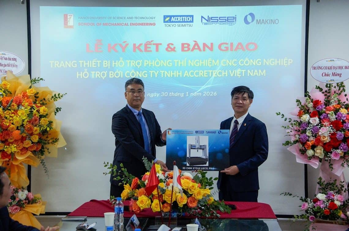 Đại diện Accretech Việt Nam trao tặng biểu trưng cho Nhà Trường. Ảnh: HUST