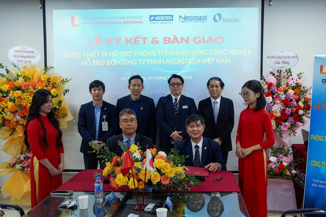 Ký kết thỏa thuận bàn giao trang thiết bị giữa Trường Cơ khí và Accretech Việt Nam. Ảnh: HUST