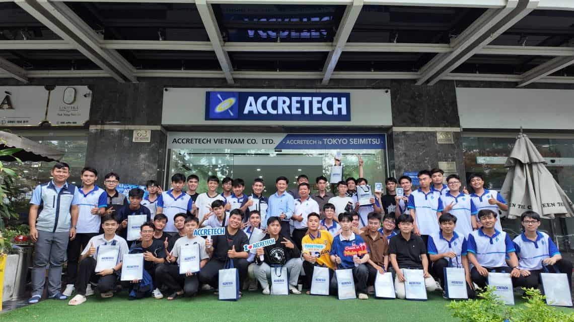 Ảnh chụp tập thể đoàn tham quan và đại diện Accretech Việt Nam.