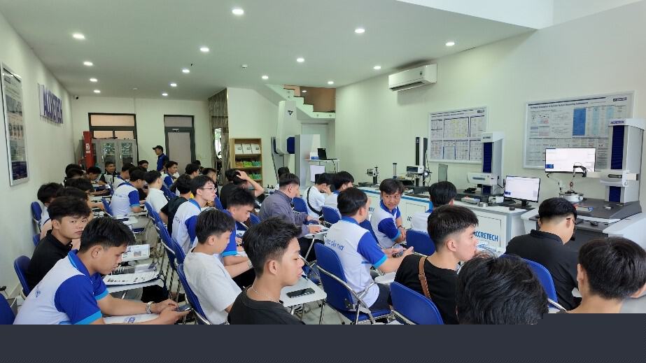 Toàn cảnh buổi tham quan tại showroom Accretech Việt Nam.